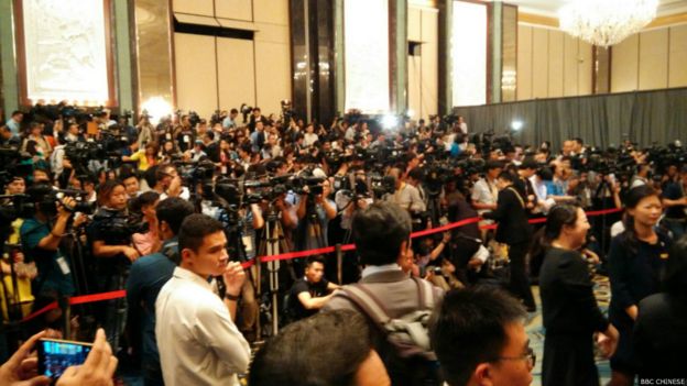 新加坡香格里拉酒店现场，数百名记者等候“习马会”