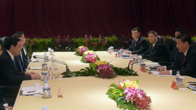 習近平與馬英九面對面而坐,在閉門會議前先發表談話。