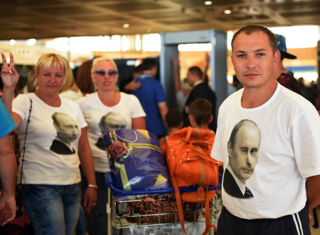 http://ichef-1.bbci.co.uk/news/ws/624/amz/worldservice/live/assets/images/2015/11/07/151107125249_russian_tourists_sharm_624x460_mohamedelshahedafp_nocredit.jpg