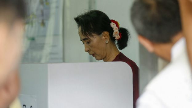 全國民主聯盟領袖昂山素季在仰光一個投票站投票