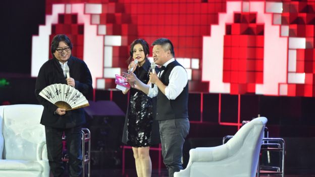 高晓松(左)、赵薇(中)、马东在晚会上表演节目。
