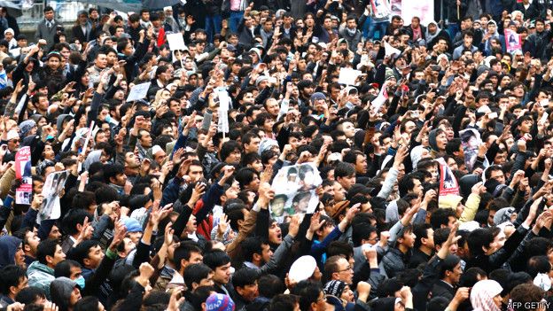 Miles de personas protestan en Kabul contra el asesinato de siete civiles de la minoría Hazara