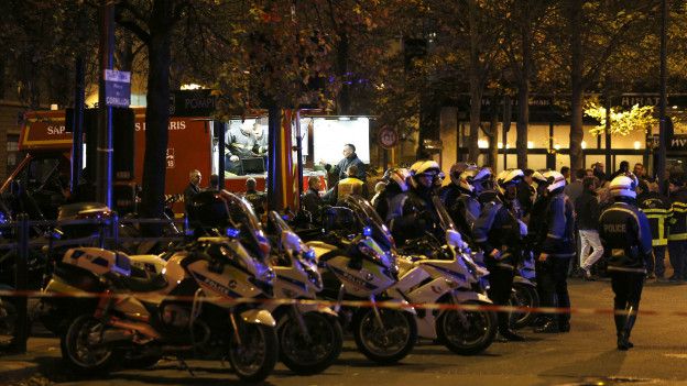 Policía fuera del estadio