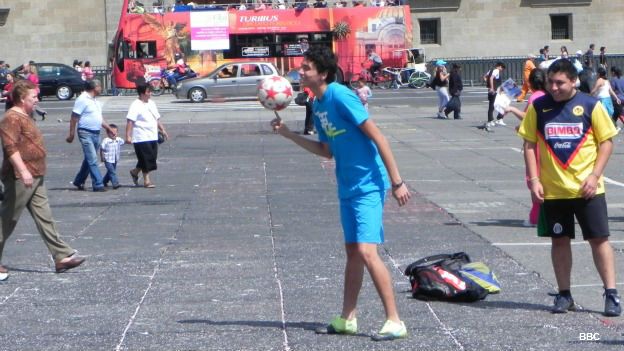 Jóvenes juegan en el Zócalo de Ciuda de México