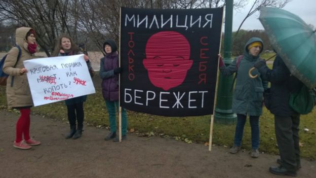 Девушки с плакатом