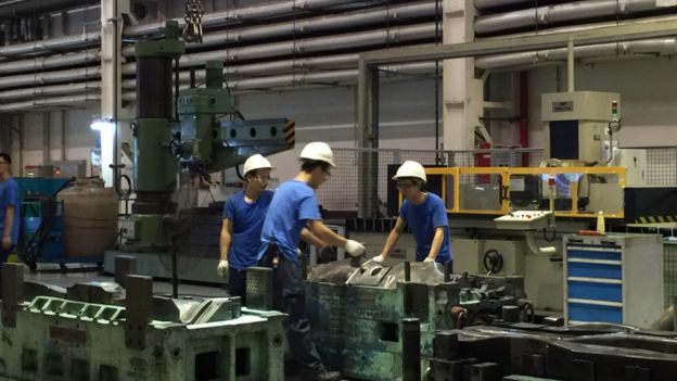 东莞不少企业转型，将机器人引入生产线，做机械化生产，工人做组装和检测等工作。