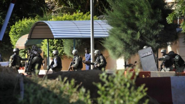 Binh lính Mali bên ngoài khách sạn Radisson Blu ở Mali
