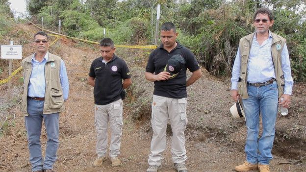 De izquierda a derecha: Matías Aldecoa (FARC); sargento Sosa y teniente Willington Benítez (batallón de desminado); Pastor Alape (FARC)