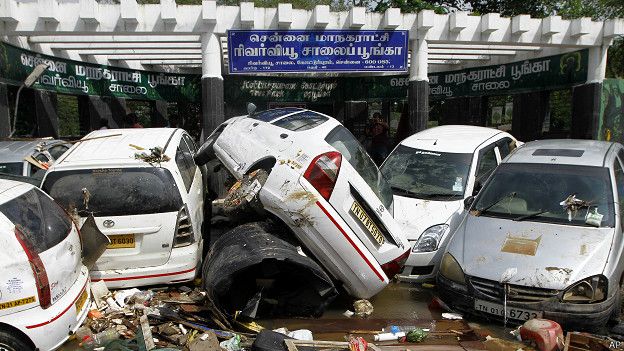 வெள்ளத்தில் மூழ்கி பாழான பல லட்சம் பெறுமான வாகனங்கள் வெறும் பழைய இரும்பாக மாறிய அவலம்