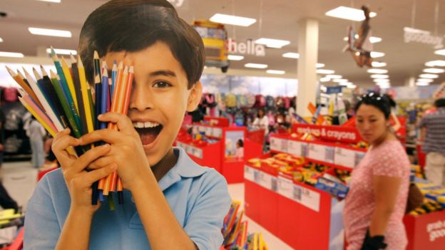 Un niño con un puñado de lápices