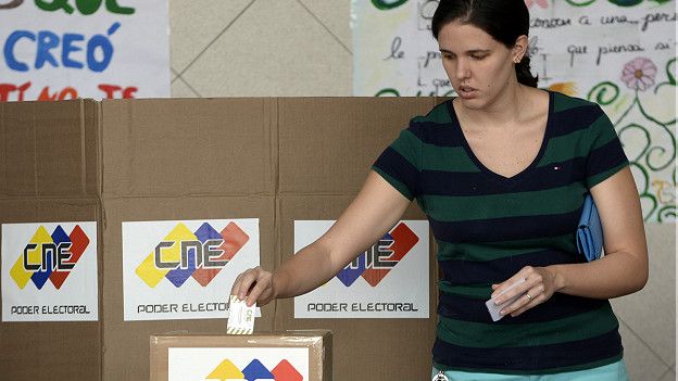 Venezolana votando