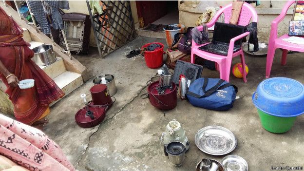 ஆயிரங்கள் கொடுத்து வாங்கிய வீட்டு உபயோகப்பொருட்கள் பலவும் பழுதாகிக் கிடக்கின்றன