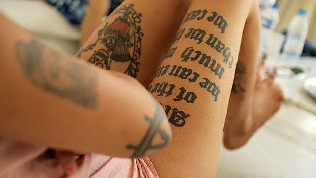 Tatuajes en las piernas de Amina Sboui