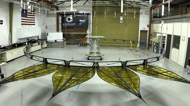 Частично собранный Starshade в развернутом состоянии на Земле  