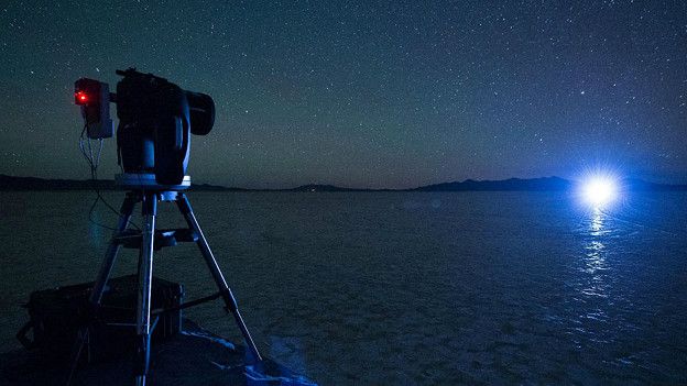 Как иллюстрирует этот снимок, сделанный в ходе экспериментов с макетом Starshade, яркий свет удаленной звезды значительно затрудняет наблюдение за ее планетами