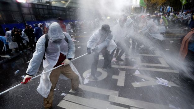 首爾市中心防暴警察以水龍區三反政府示威者（14/11/2015）