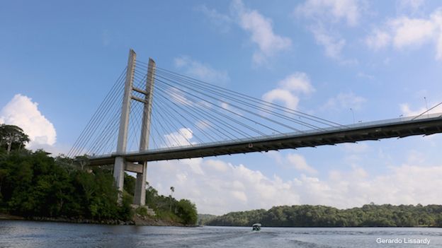 Puente sobre el río Oyapoque que conecta a Brasil con la Guyana Francesa.