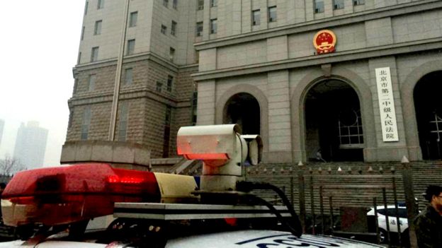 北京第二中级法院外警车戒备（BBC图片14/12/2015）