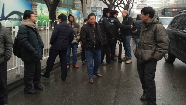 北京第二中级法院外便衣警察盘查外国记者（BBC图片14/12/2015）