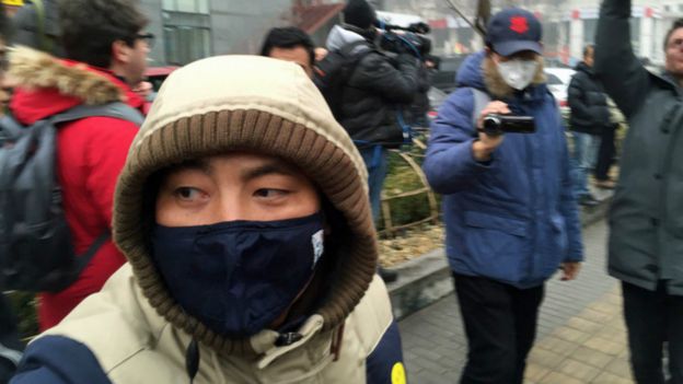 北京第二中级法院外便衣警察驱赶和摄录外国记者（BBC图片14/12/2015）
