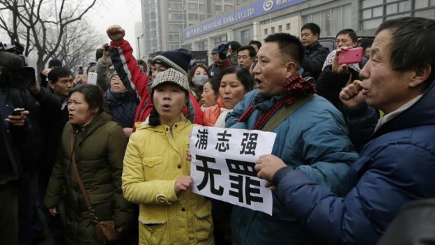 北京第二中级法院外声援浦志强群众举起