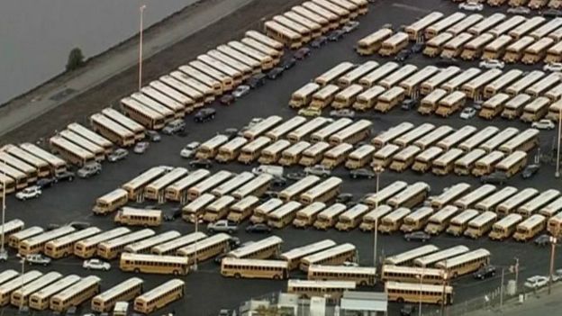 பள்ளிப் பேருந்துகள் அனைத்தும் நிறுத்தப்பட்டிருக்கும் காட்சி