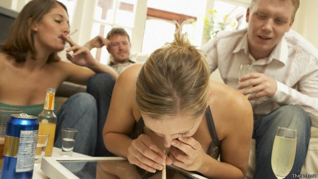 Jóvenes consumiendo droga