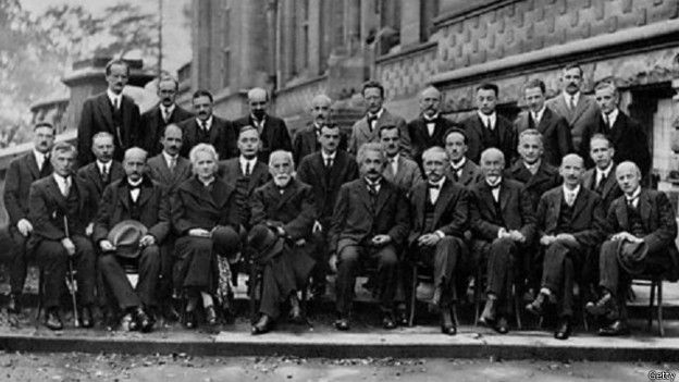 Albert Einstein rodeado de colegas