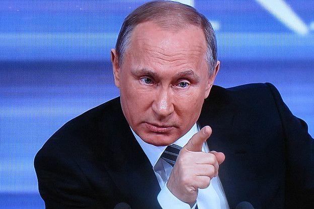 Владимир Путин на пресс-конференции 17 декабря 2015 года. Фото с экрана трансляции в зале пресс-конференции.