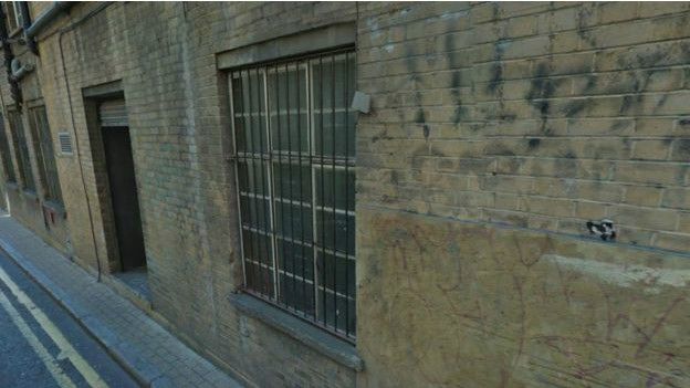 மோசமாக சிறுநீர் கழிக்கப்படும் சுவர்களில் ஒன்று