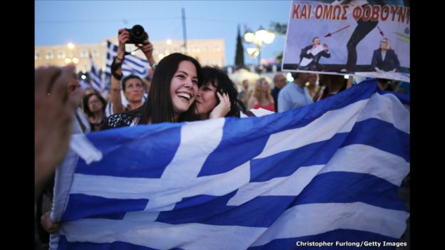 Griegos celebran frente al Parlamento el triunfo del 
