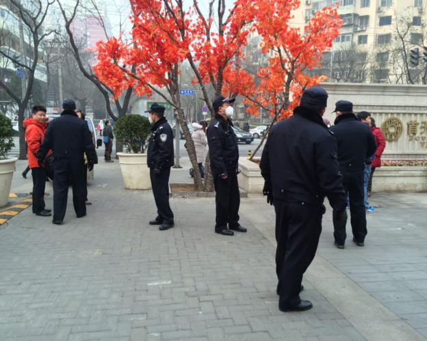 北京第二中级法院外警员戒备（BBC图片22/12/2015）