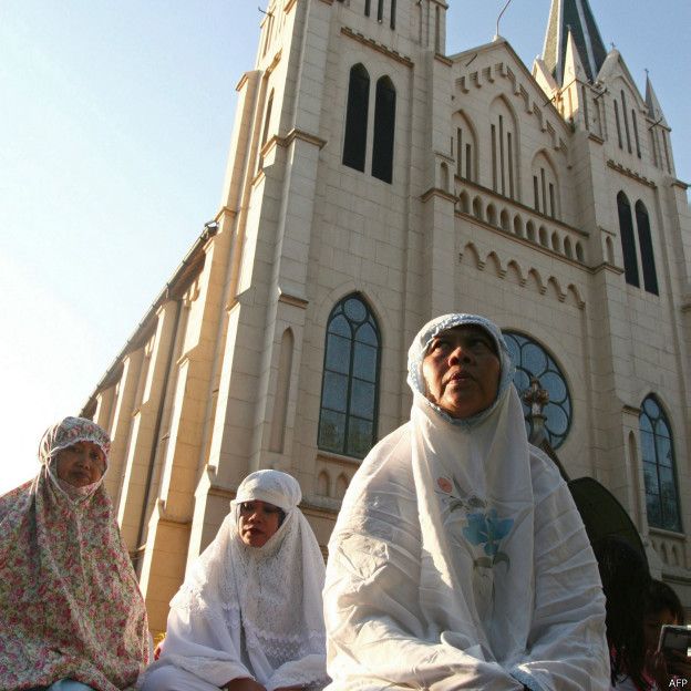 Umat Islam di kota Malang menggunakan halaman gereja Katolik untuk ibadah sholat Idul Fitri 2015.