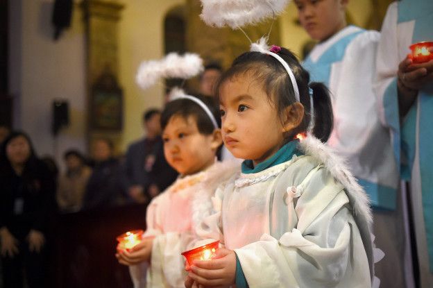Юные прихожане на Рождественской мессе в китайской столице