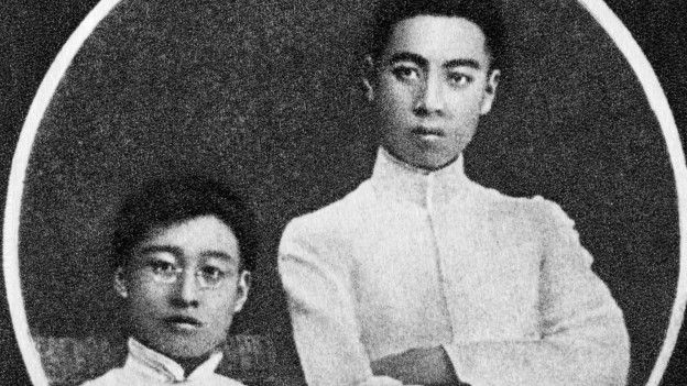 周恩来（右）自称在南开学堂读书时与李福景（左）形影不离（照片摄于1915年）。
