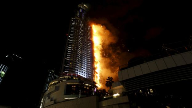 السلطات في دبي تحقق في أسباب حريق كبير في فندق فخم عشية رأس السنة الجديدة   Dubai