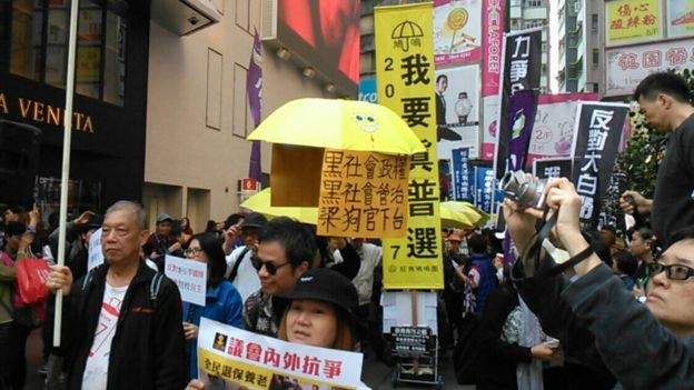 游行人士举起黄色雨伞