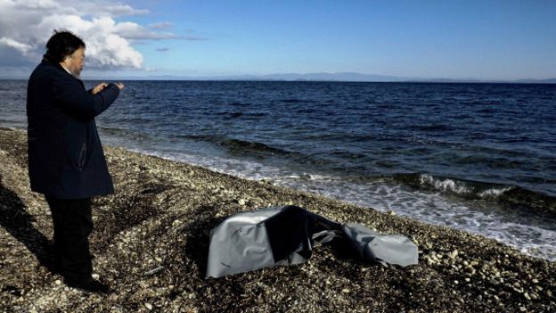 إي ويوي يفتتح معرضا في جزيرة ليسبوس لرفع الوعي بأزمة اللاجئين 