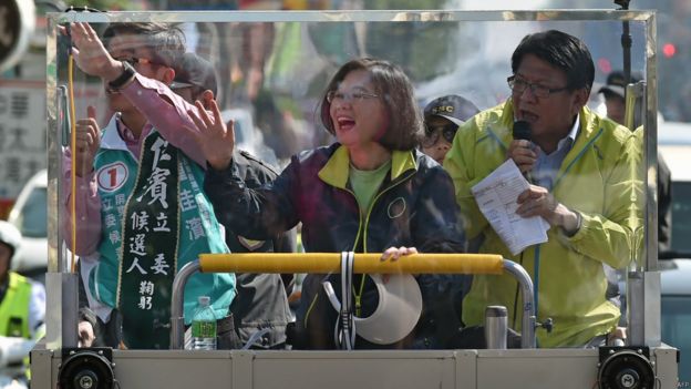 民進黨總統候選人蔡英文上午從故鄉屏東楓港出發，進行“點亮台灣每一里”車隊拉票活動