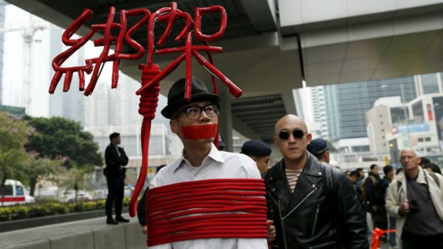 香港民主派示威者穿上“绑架”字样装饰参与游行声援铜锣湾书店失踪股东店员（10/1/2016）