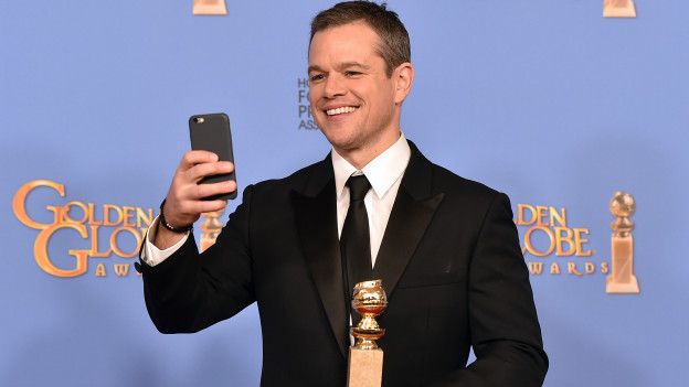 Matt Damon con su Globo de Oro intenta tomarse un selfie