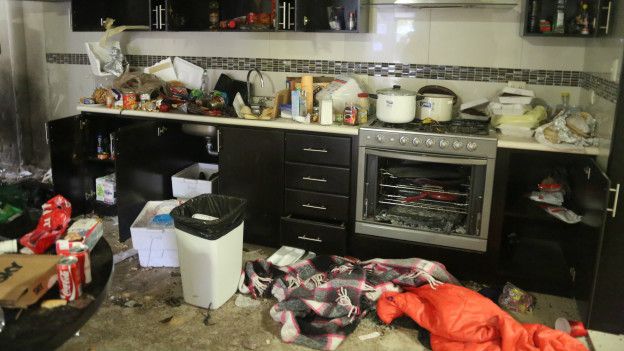 Cocina desordenada tras el enfrentamiento entre el Ejército y los hombres de El Chapo