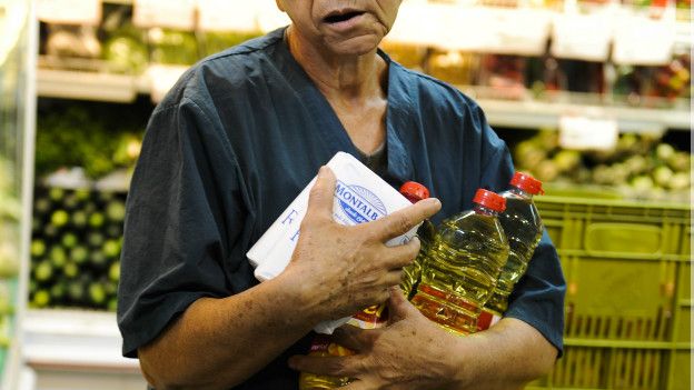 Una compradora en un supermercado de Venezuela.