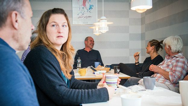 Un grupo disfrutando de una fika
