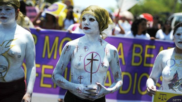 Una protesta contra las duras leyes antiaborto en El Salvador. 