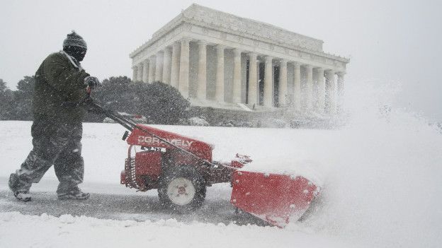 Un trabajador limpia la nieva cerca del Lincoln Memorial