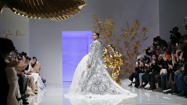 中国设计师郭培作品在巴黎高定时装周压轴登场