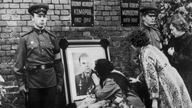 Komarova kisses a photograh of her dead husband
