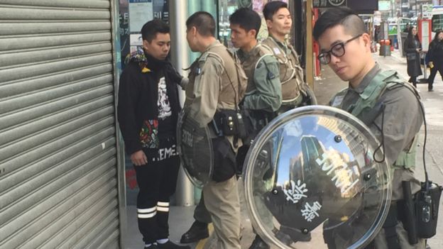 香港旺角衝突現場，一名年輕男子接受警方調查。