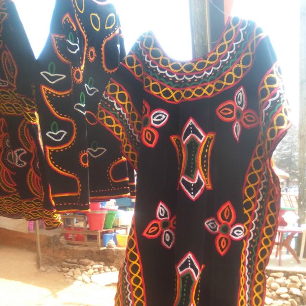 Tradition der afrikanischen tunika "boubou" im kamerun ... Traditionelle afrikanische Küche